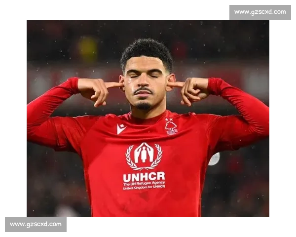 吉布斯 - 怀特科莫湖浪漫求婚 准父母喜迎人生新阶段 吉布斯 - 怀特科莫湖浪漫求婚 准父母喜迎人生新阶段