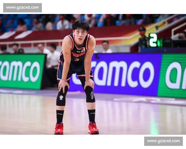 胡明轩闪耀赛场引领球队逆转局势展现新时代篮球领袖风采